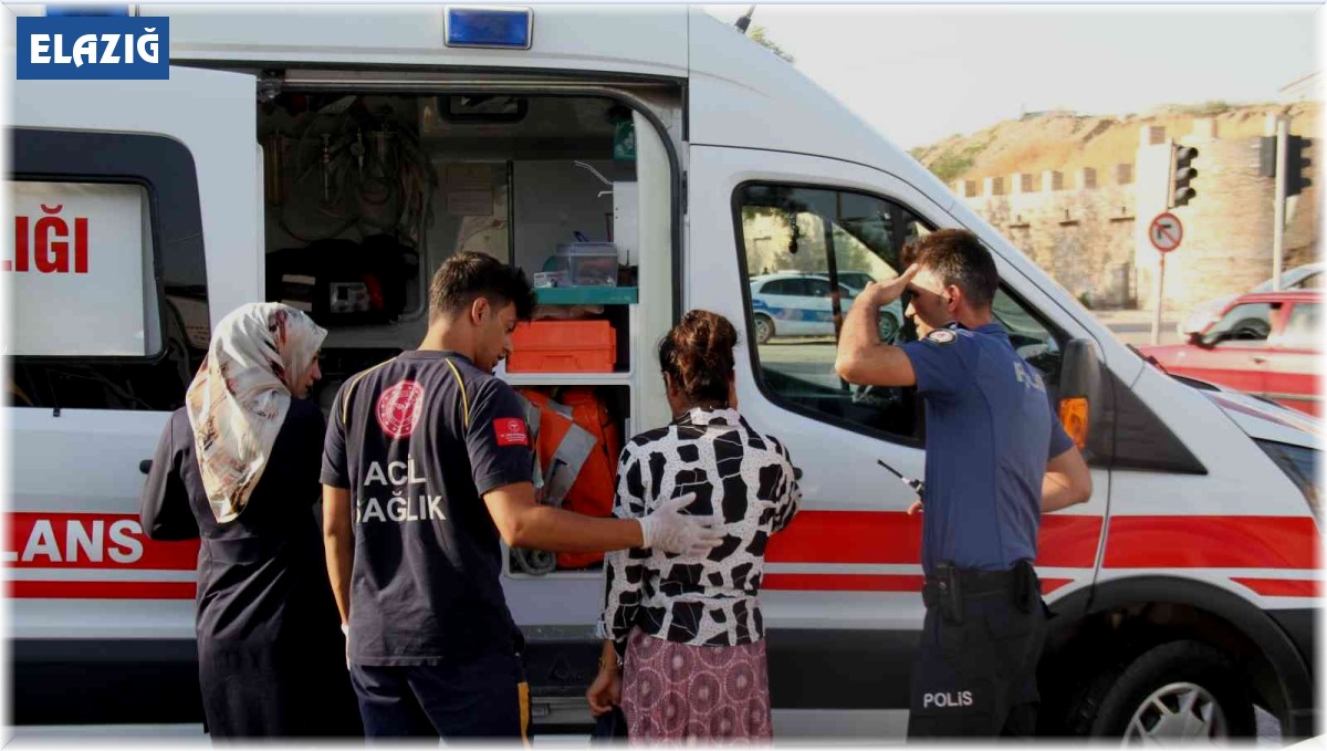Elazığ'da yolcu minibüsü ile otomobil çarpıştı: 8 yaralı