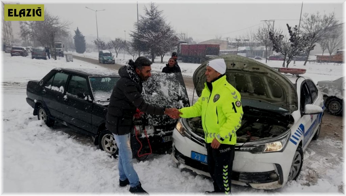Elazığ'da yolda kalan sürücülerin imdadına polis ekipleri koştu