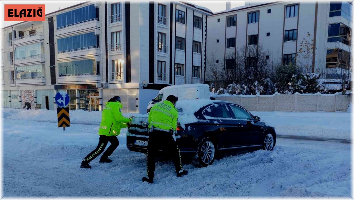 Elazığ'da yolda kalan vatandaşların yardımına trafik polisleri koştu