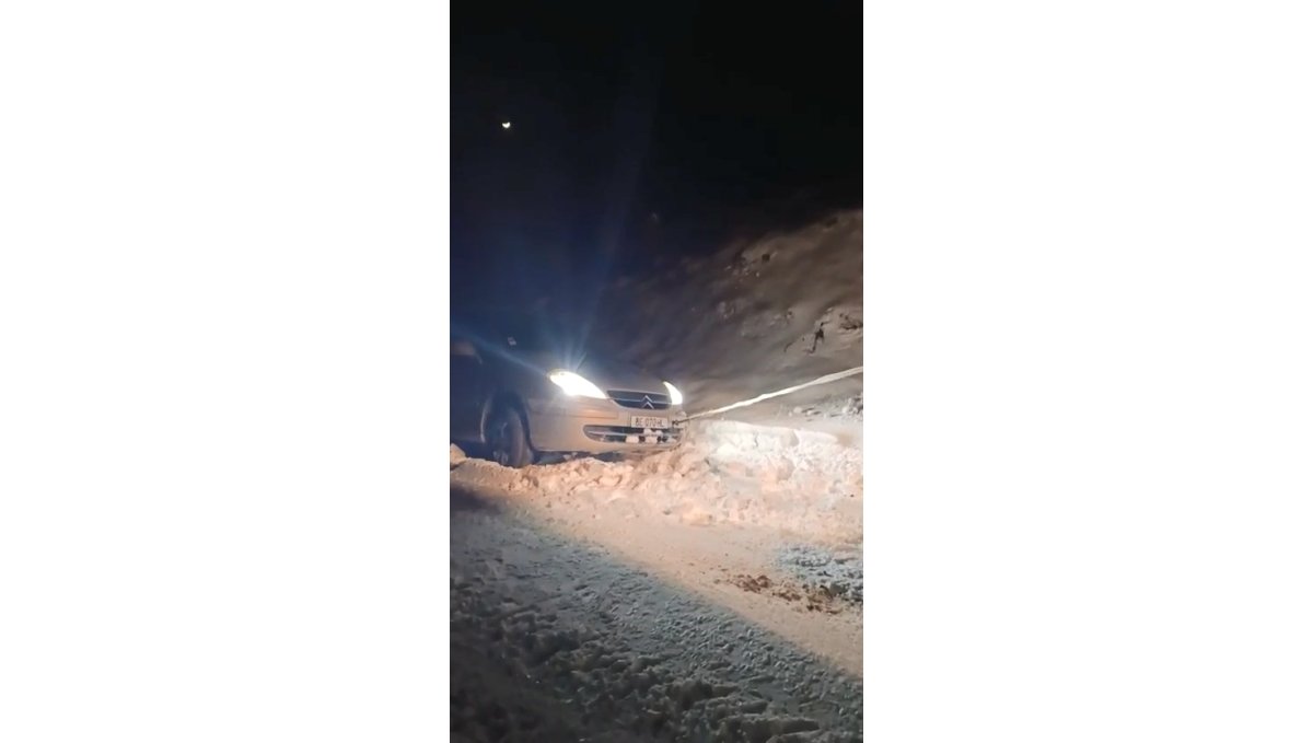 Elazığ'da yolda mahsur kalan araç kurtarıldı