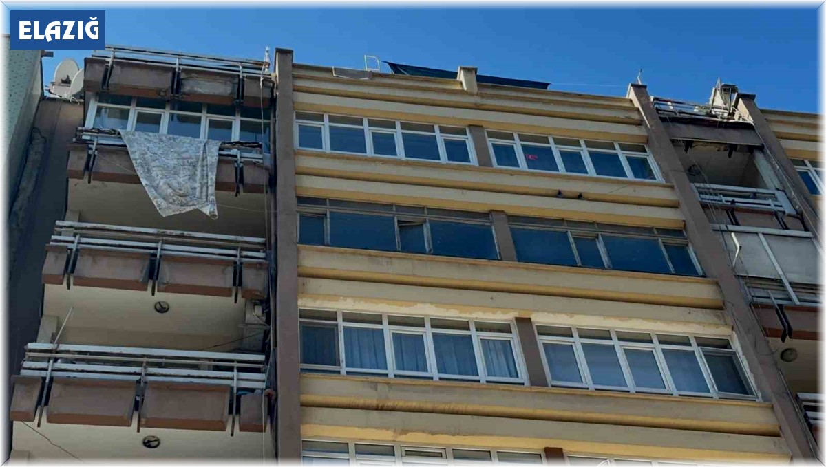 Elazığ'da yolda yürüyen vatandaş, saniyelerle ölümden döndü