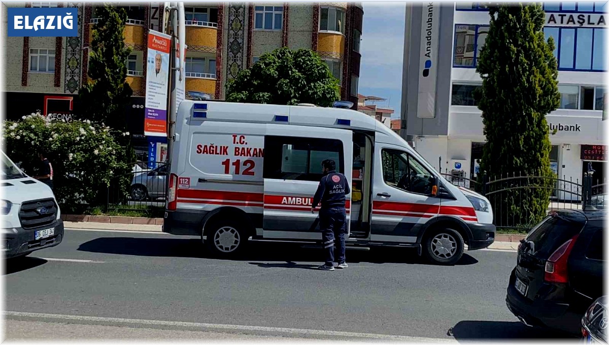 Elazığ'da yolun karşısına geçmek isteyen yayaya araç çarptı: 1 yaralı