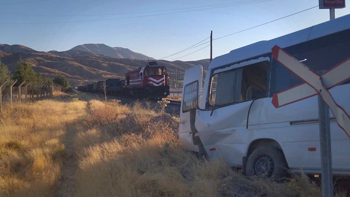 Elazığ'da yük treni minibüse çarptı
