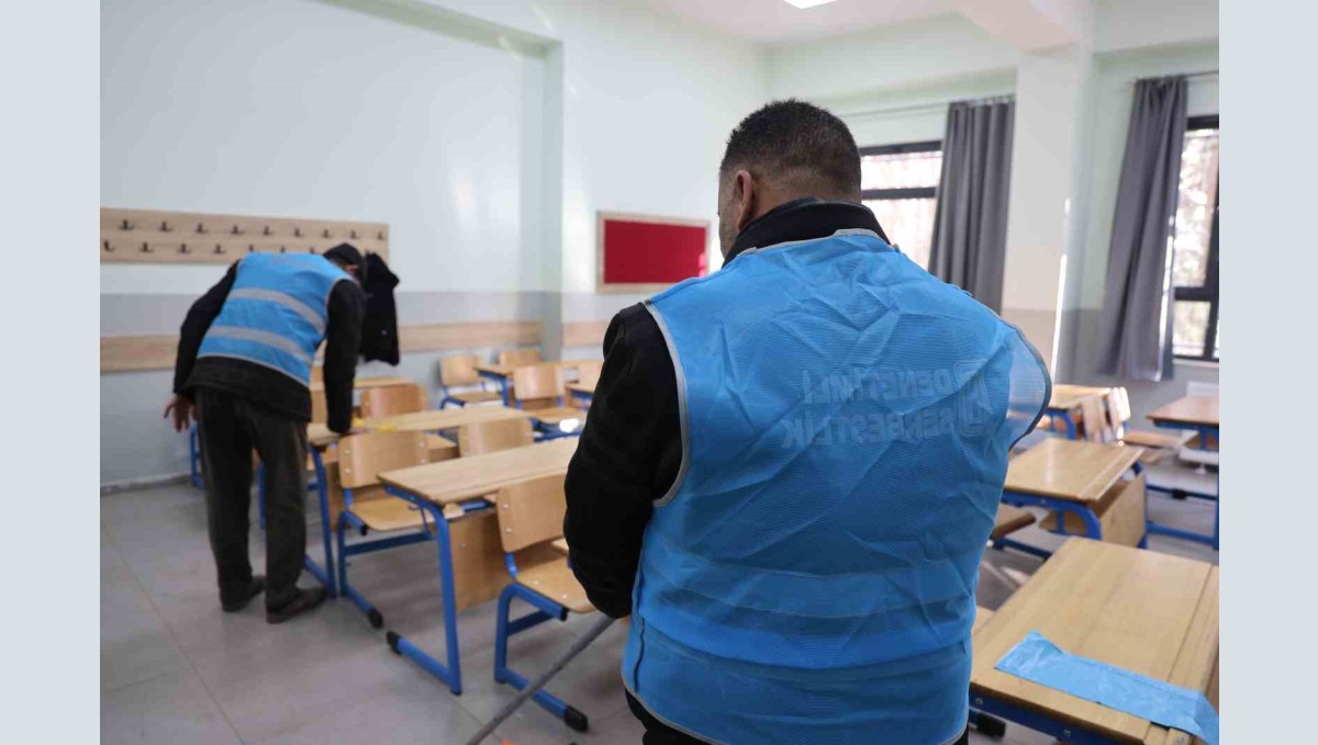 Elazığ'da yükümlüler okulu temizledi