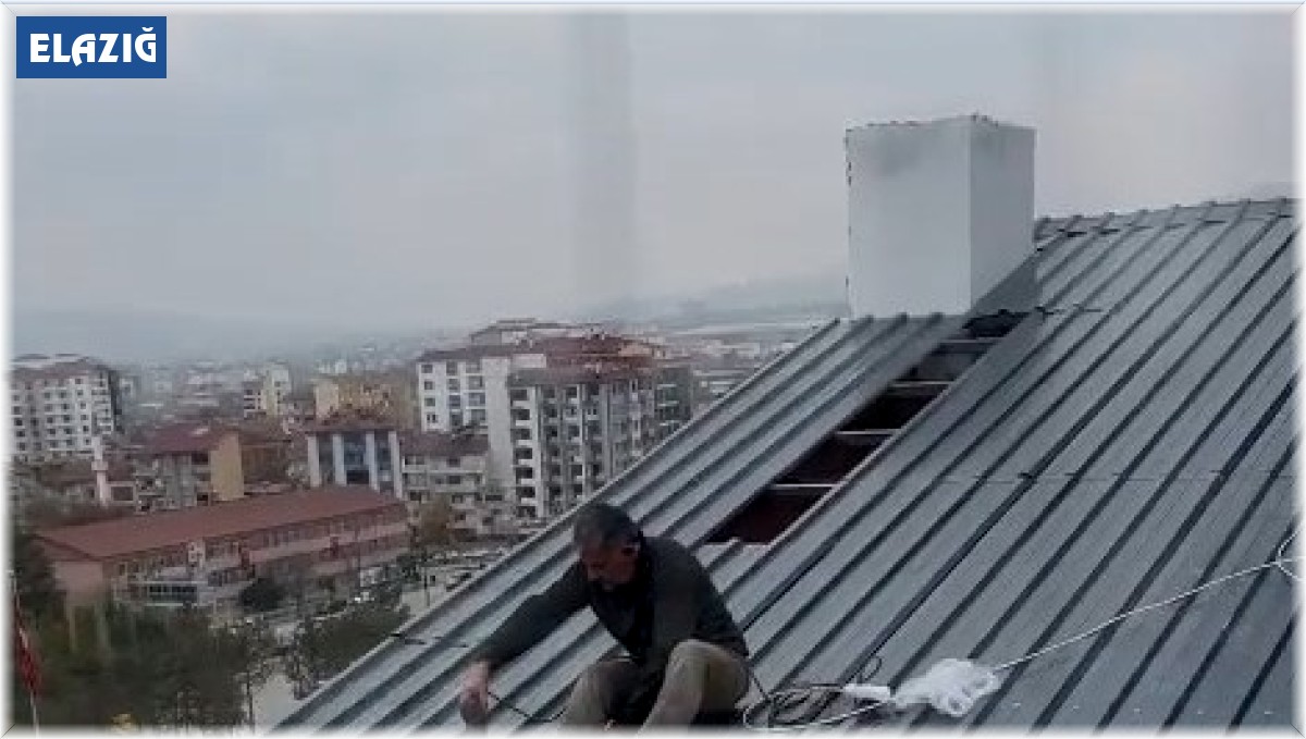 Elazığ'da yürekleri ağza getiren çatı yapımı