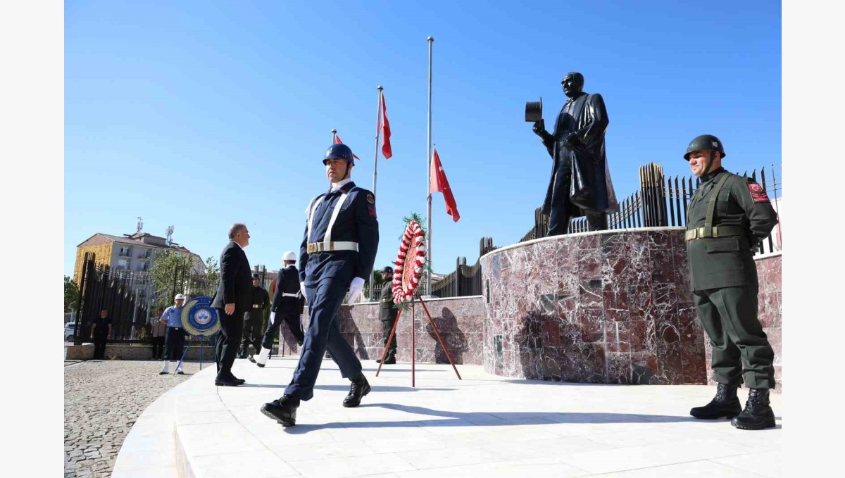 Elazığ'da Zafer Bayramı kutlamaları çelenk sunumu ile başladı