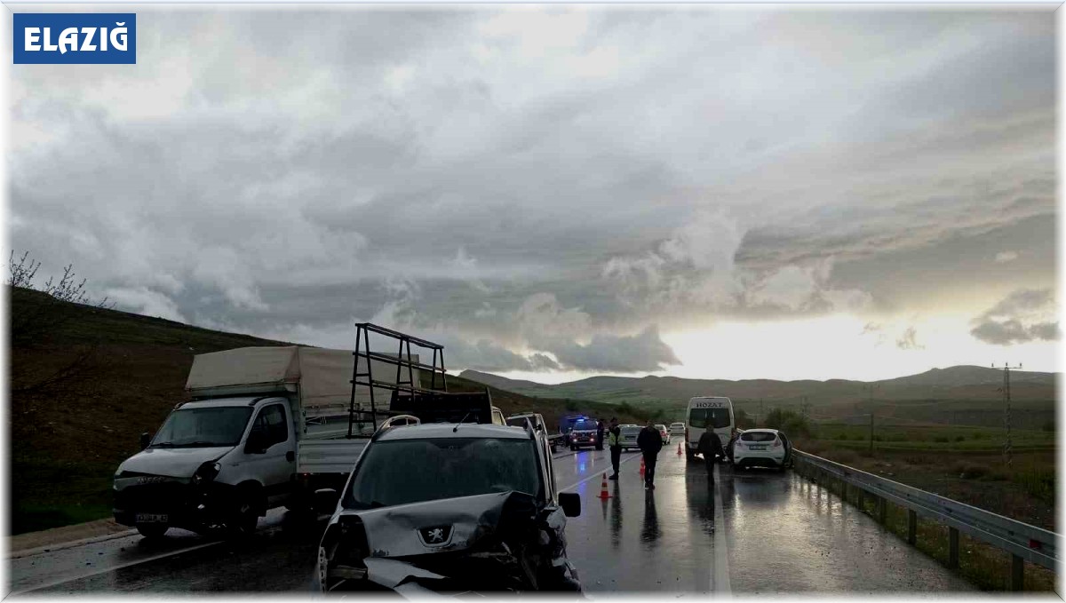 Elazığ'da zincirleme trafik kazası: 1 ölü, 4 yaralı
