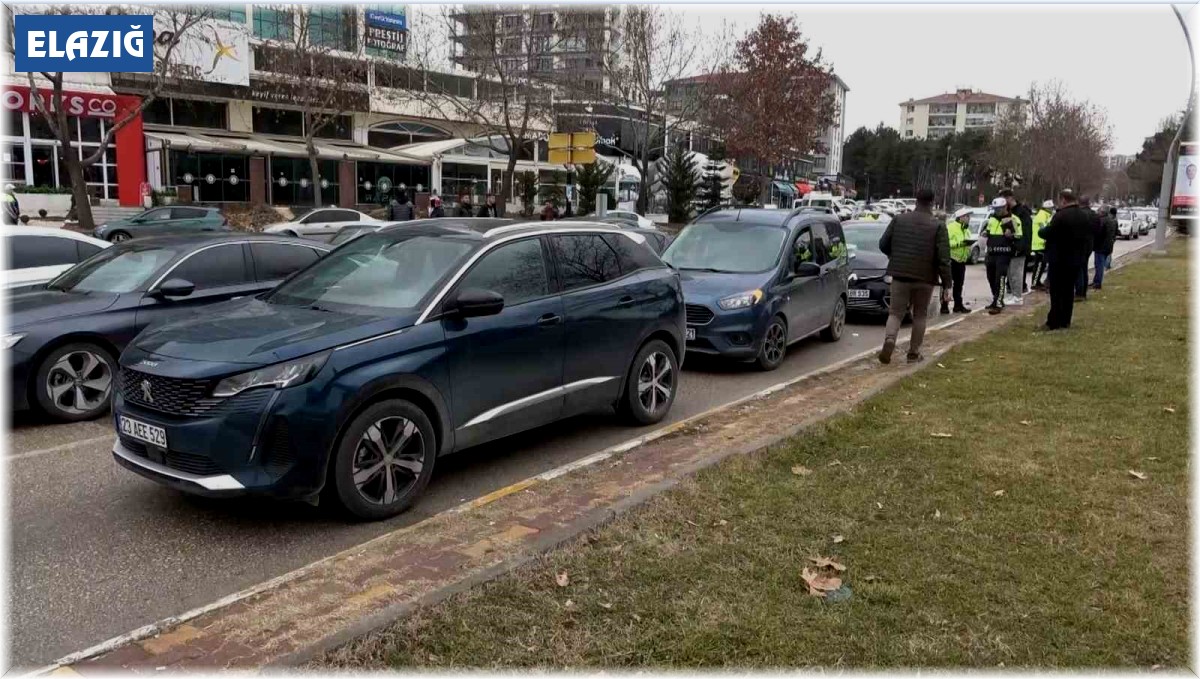 Elazığ'da zincirleme trafik kazası: 2 yaralı