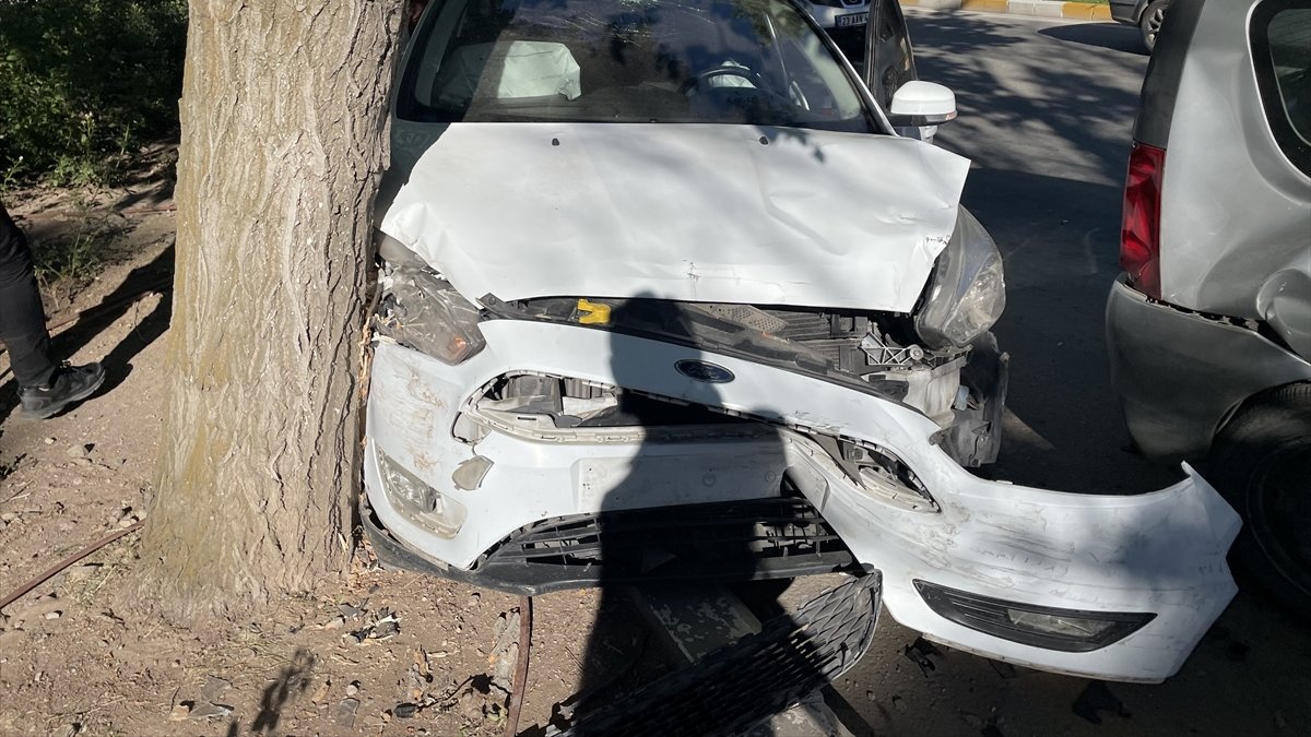 Elazığ'da zincirleme trafik kazasında 3 kişi yaralandı