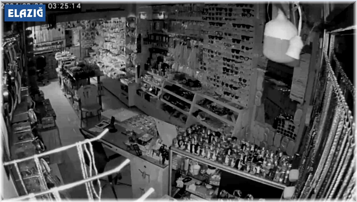 Elazığ'daki 4,7'lik deprem anı güvenlik kameralarına böyle yansıdı