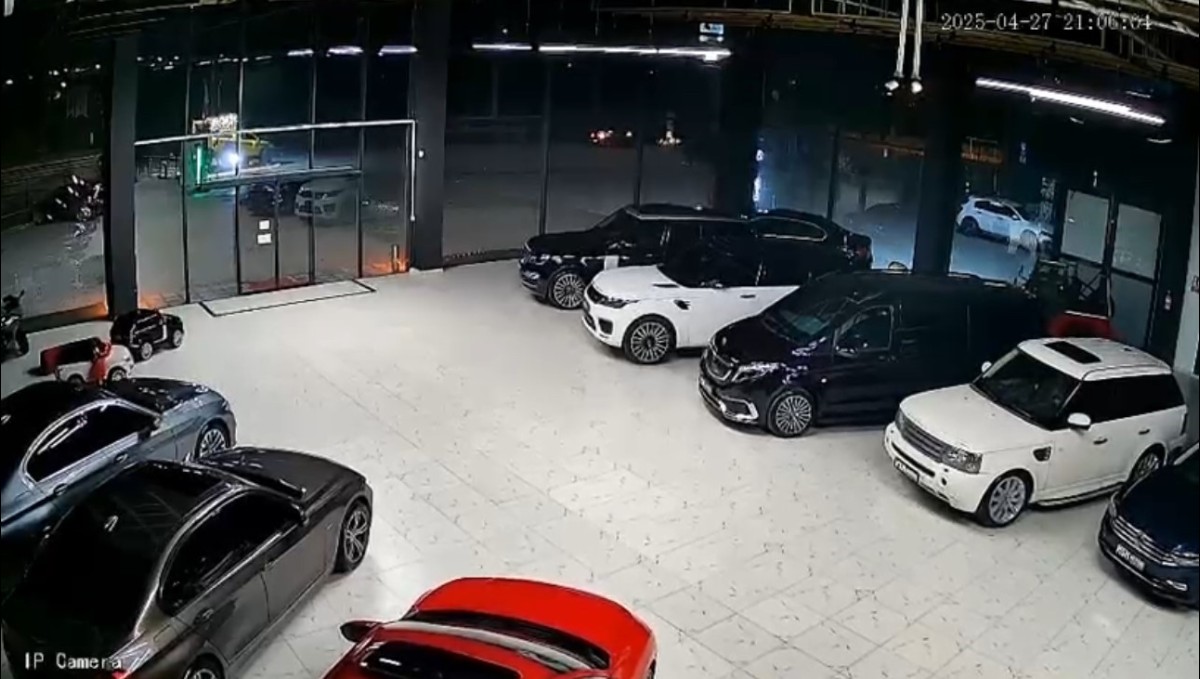 Elazığ'daki deprem oto galerinin kameralarına yansıdı