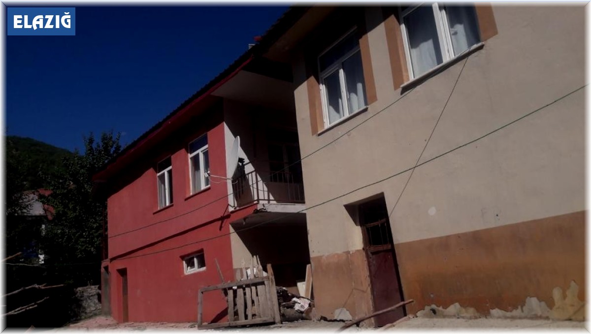 Elazığ'daki depremde bazı binalarda çatlaklar oluştu