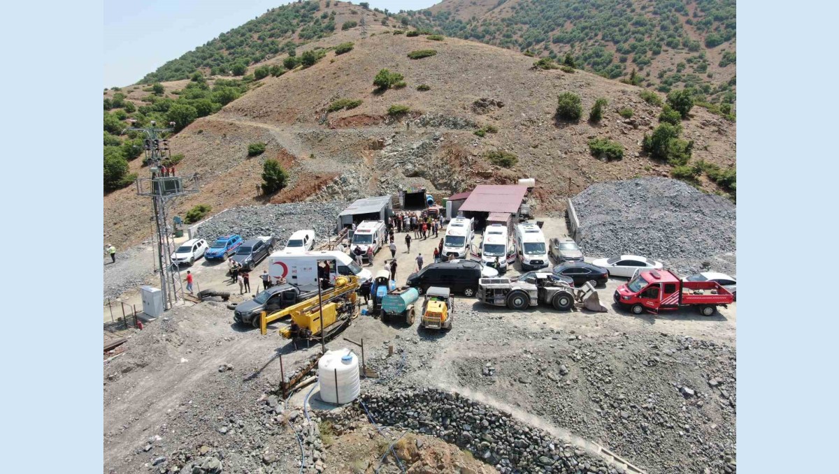 Elazığ'daki göçükte çalışmalar 4 saattir sürüyor: maden ocağı dron ile görüntülendi