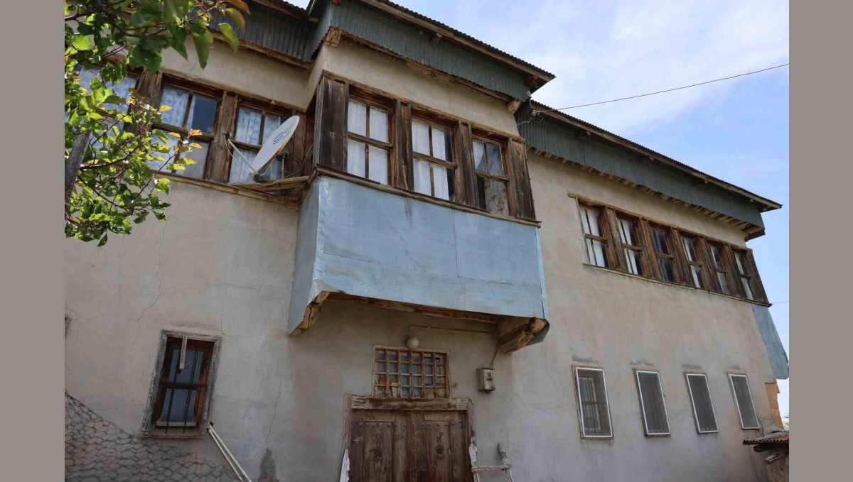 Elazığ'daki 'Kırk kapılı konak' tarihe ışık tutmaya devam ediyor