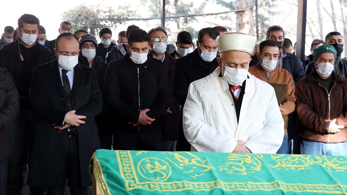 Elazığ'daki trafik kazasında ölen baba, anne ve kızının cenazeleri yan yana toprağa verildi