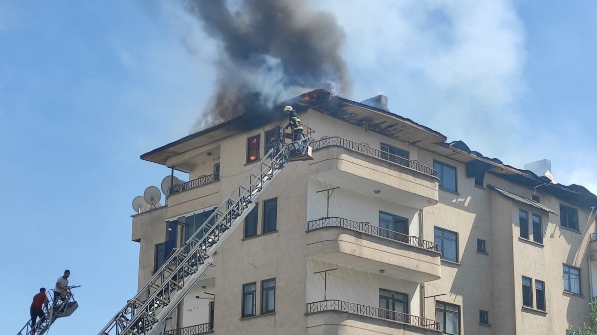 Elazığ'daki yangın söndürüldü