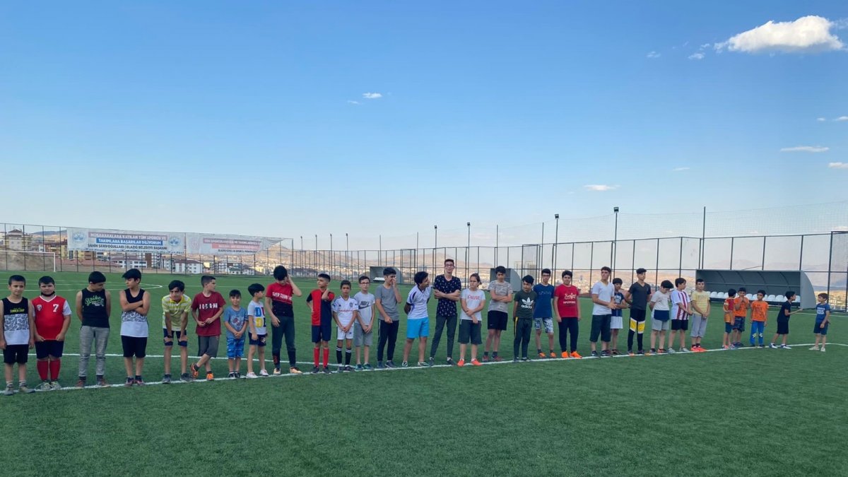 Elazığ'daki yaz spor okulları gençlerin yüzünü güldürüyor