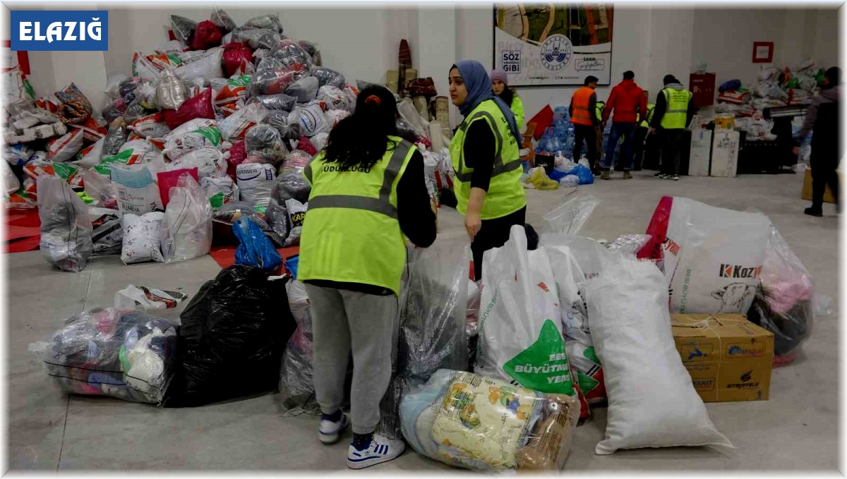 Elazığ'dan deprem bölgesine yardımlar sürüyor