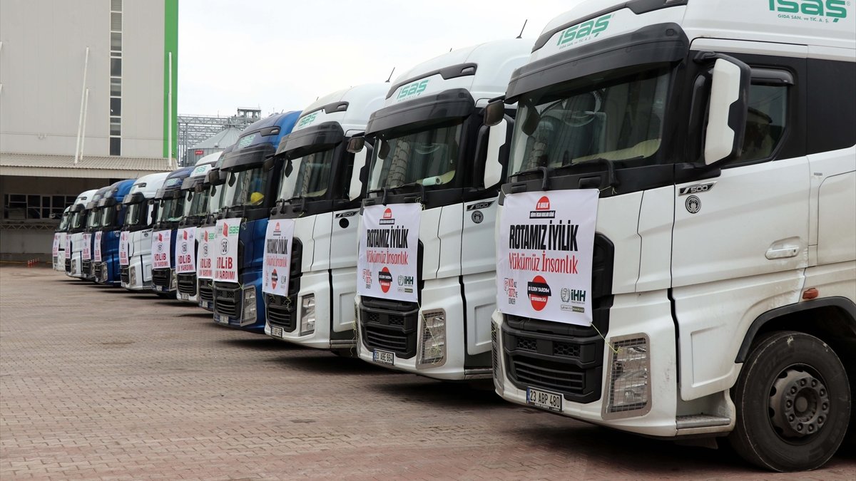 Elazığ'dan Suriye'ye 30 tır un yardımı