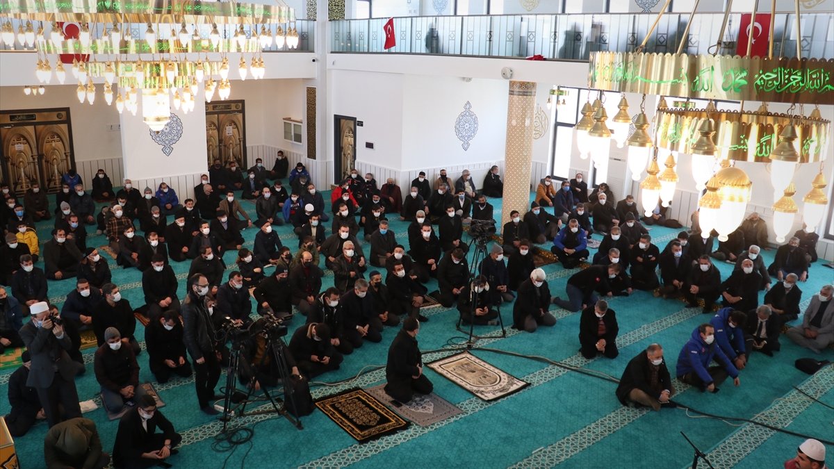 Elazığ depreminde hayatını kaybedenler için mevlit okutuldu