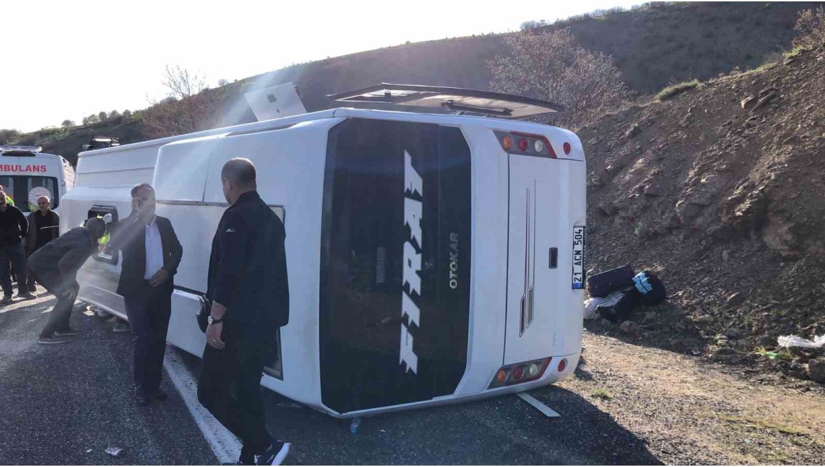 Elazığ-Diyarbakır kara yolunda midibüs devrilmesi sonucu meydana gelen trafik kazasında çok sayıda yaralı olduğu öğrenildi. Bölgeye sağlık, polis, jandarma, AFAD ve itfaiye ekipleri sevk edildi.