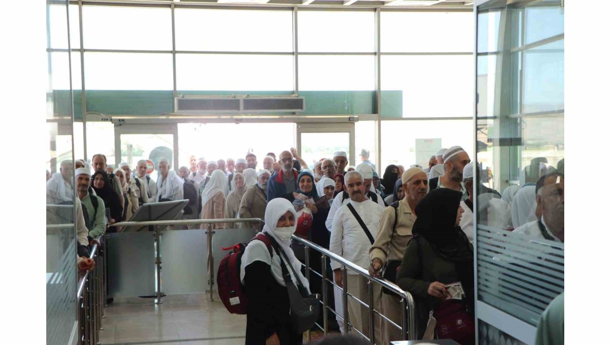 Elazığ hacıları yurda döndü: Müftülükten çiçeklerle karşılama