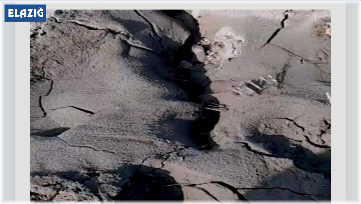 Elazığ'ı tedirgin eden görüntü: Zemin sıvılaşması Palu'da da görüldü