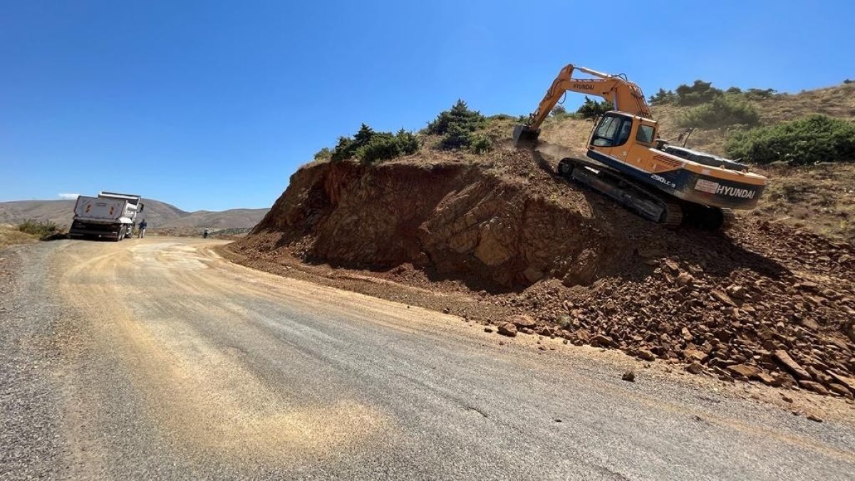 Elazığ İl Özel İdaresi ekiplerinden yol bakım ve genişletme çalışmaları