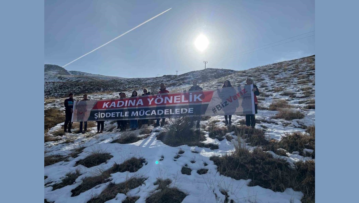 Elazığ'ın 2 bin 347 metrelik Hazarbaba zirvesinden şiddete karşı uyarı mesajı