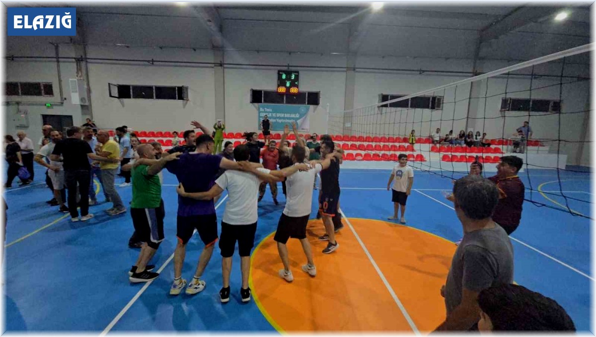 Elazığ'ın Ağın ilçesinde kurulan spor tesisinde ilk heyecan