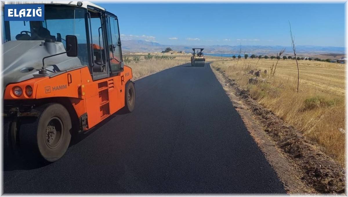 Elazığ'ın köy yollarında asfaltlama çalışması sürüyor
