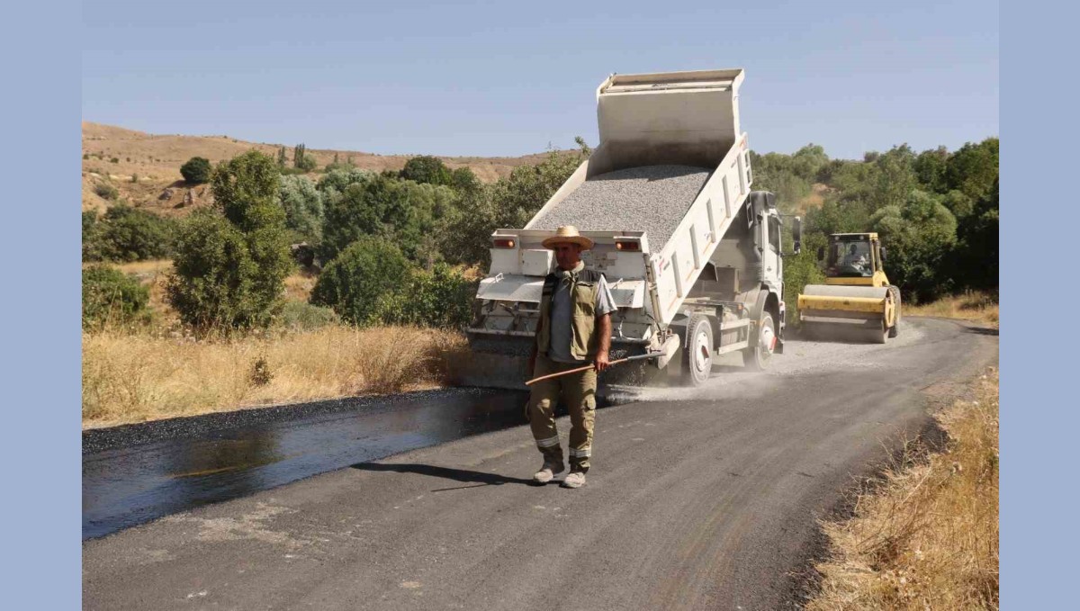 Elazığ'ın köylerinde asfaltlama çalışmaları sürüyor