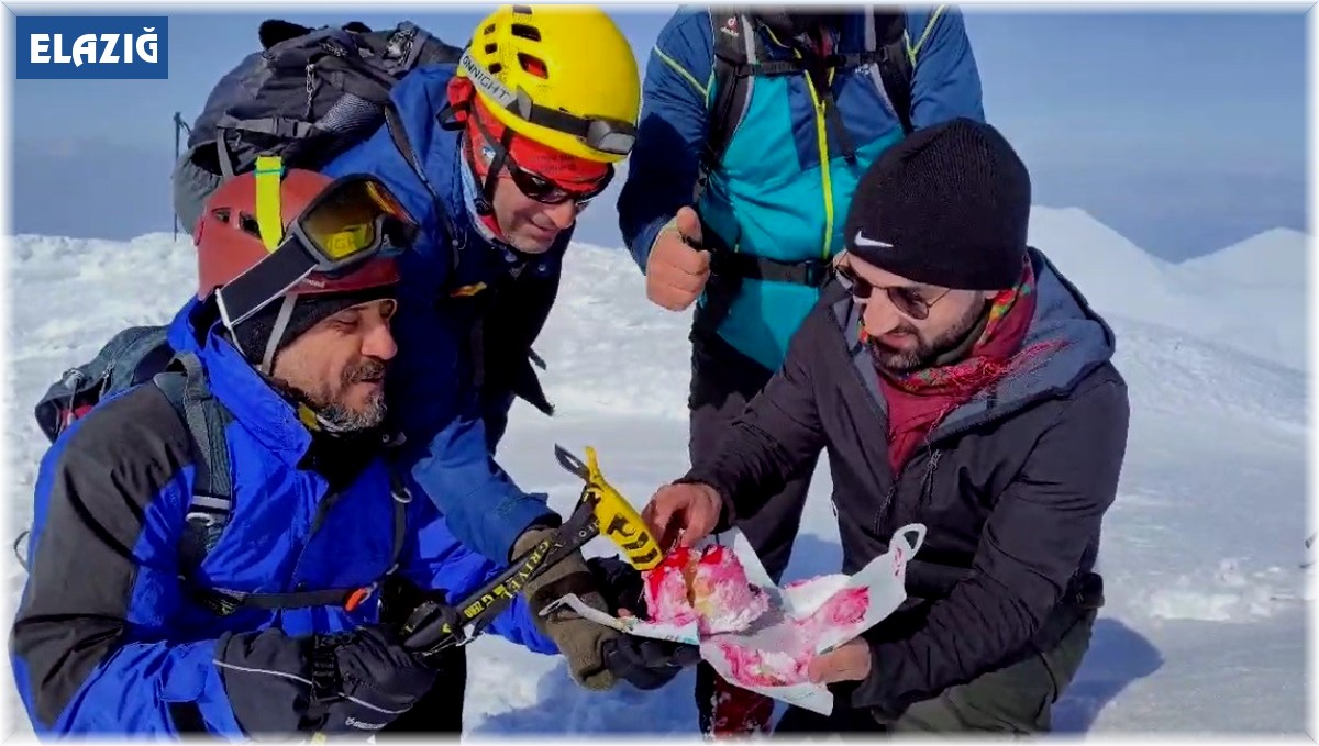Elazığ'ın zirvesinde doğum günü kutladılar