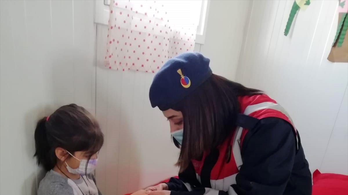 Elazığ Jandarma'dan konteyner kentteki depremzede çocuklara ziyaret
