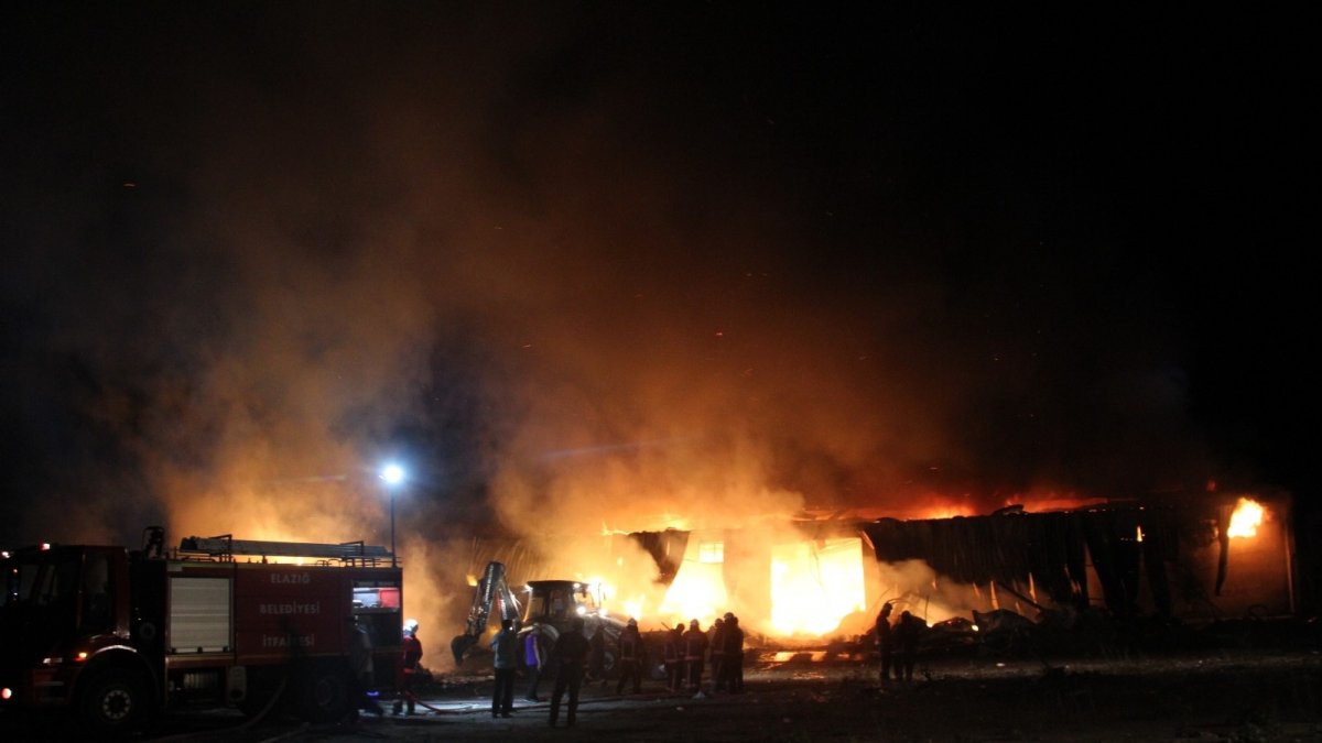 'Elazığ OSB'deki tesis yangını, kontrol altında 10-12 saat devam edebilir'