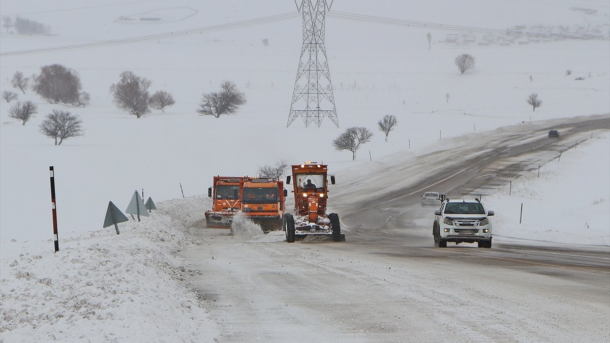 Elazığ, Siirt, Şırnak, Batman ve Bingöl'de 209 yerleşim yerine ulaşım sağlanamıyor