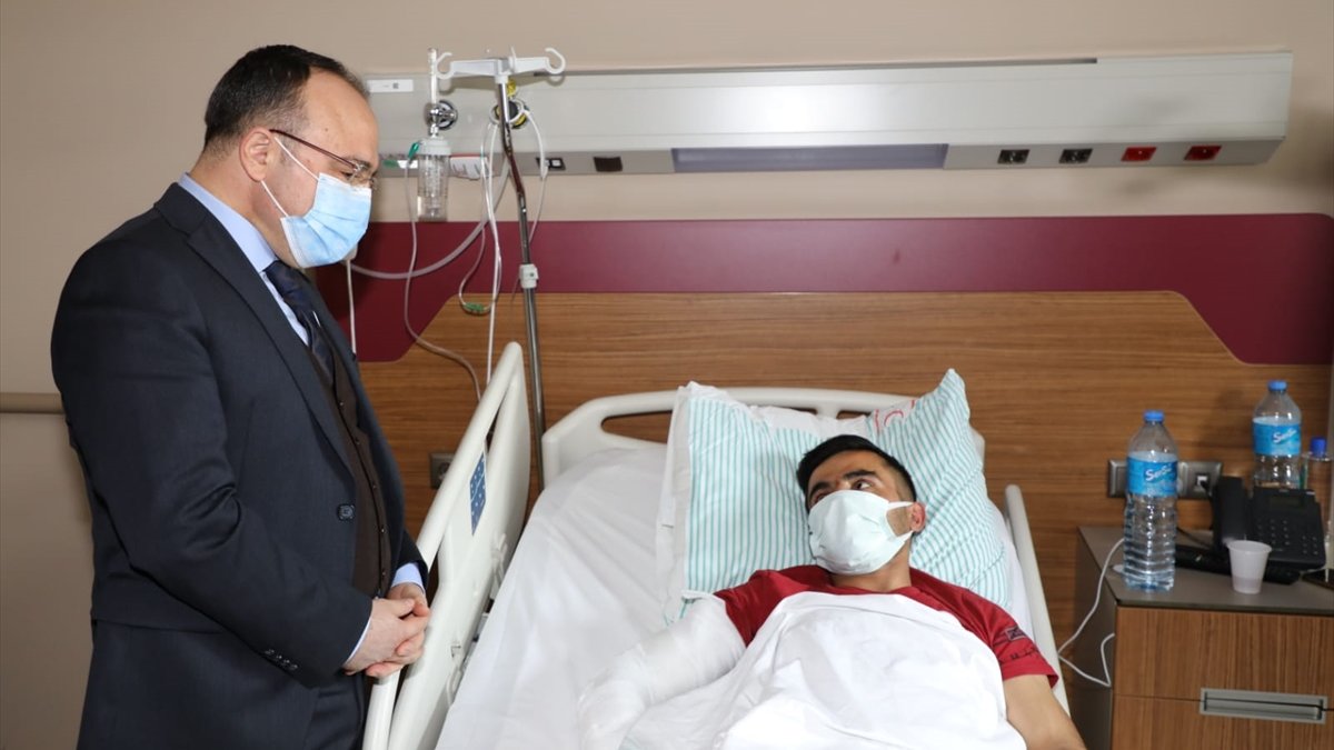 Elazığ Valisi Erkaya Yırık, depremde yaralananları ziyaret etti: