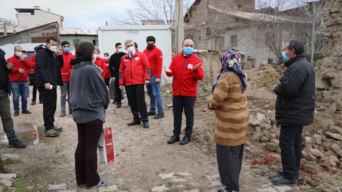 Elazığ Valisi Erkaya Yırık, vatandaşlarla bir araya geldi