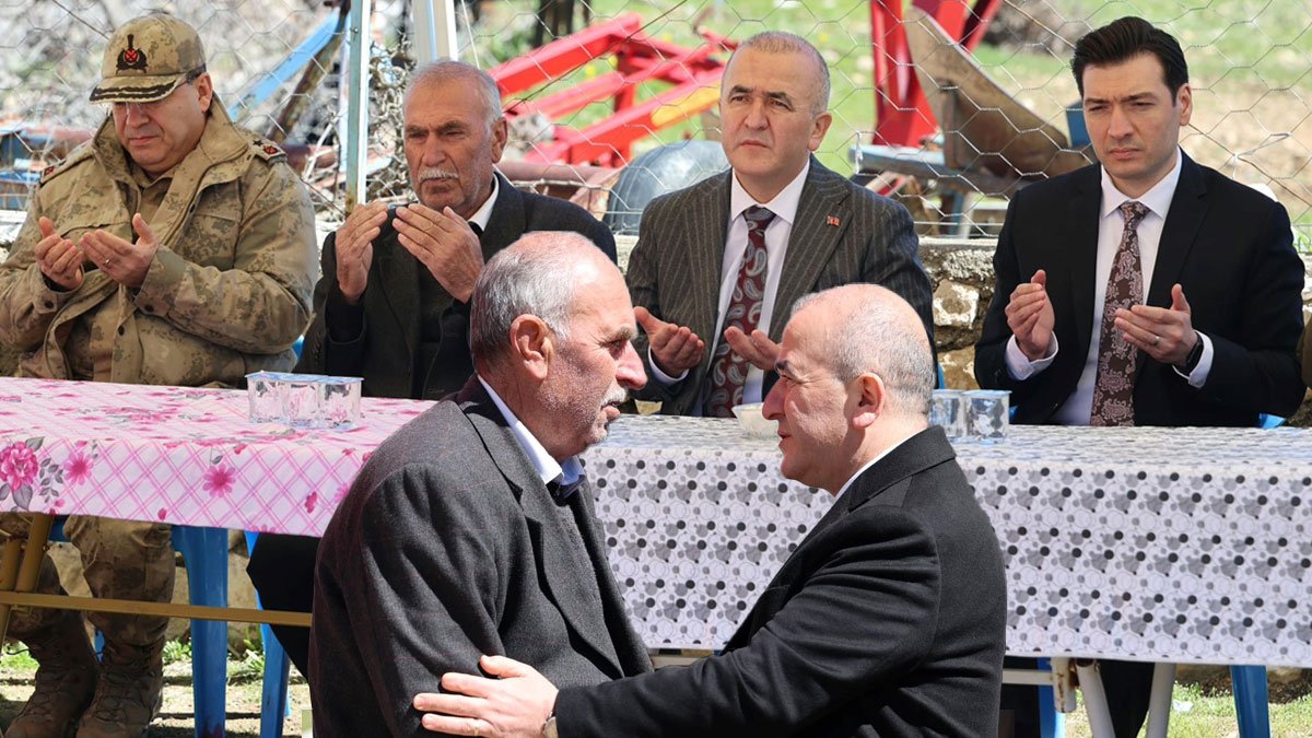 Elazığ Valisi Hatipoğlu, şehit polis Seçkin Yalçın’ın ailesine taziye ziyaretinde bulundu