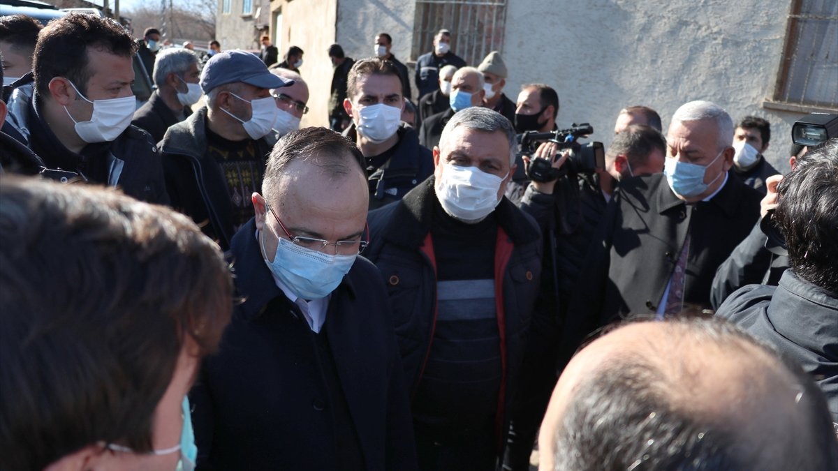 Elazığ Valisi Yırık depremin merkez üssü Kavaktepe köyünde incelemelerde bulundu: