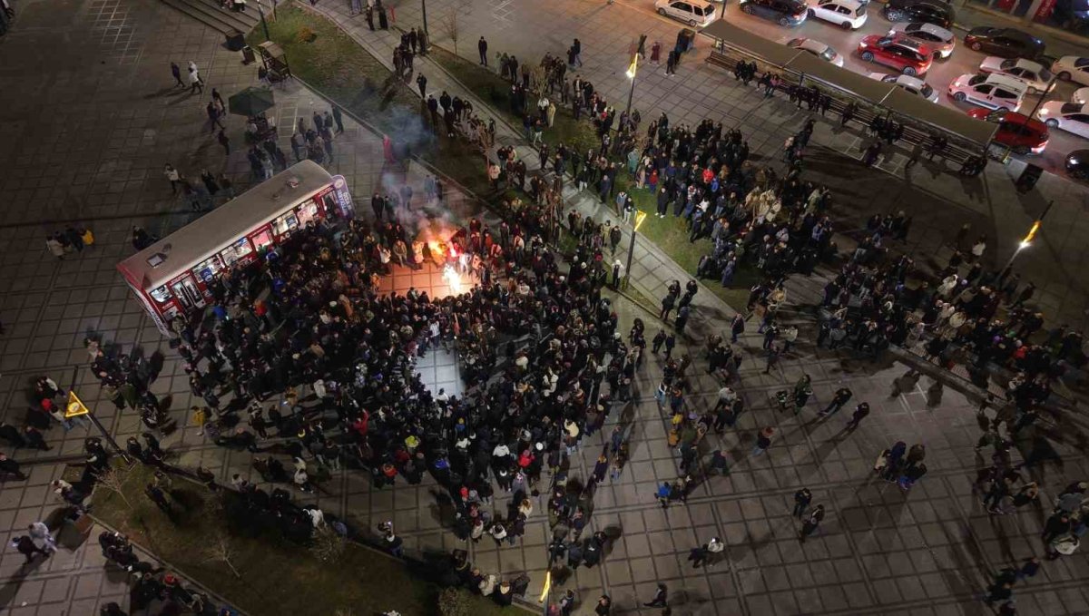 Elazığ’da “23.23 Sahur Halayı” Coşkusu: Cumhuriyet Meydanı’nda Yüzlerce Kişi Halay Çekti