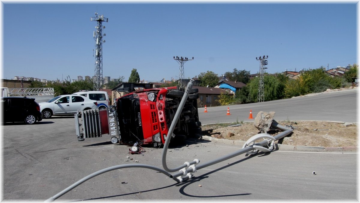 Elazığ’da direğe çarpan kamyon yan yattı: 1 yaralı