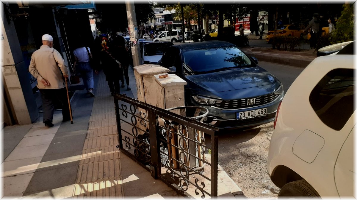 Elazığ’da hırsızlar fena faka bastı: Çaldıkları kapıyı, polisi görünce bırakıp kaçmaya çalıştılar