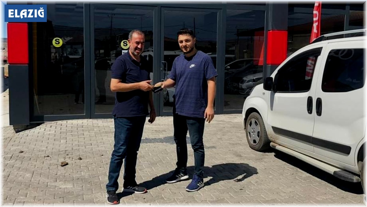 Elazığda örnek davranış, döviz dolu çantayı sahibine teslim etti