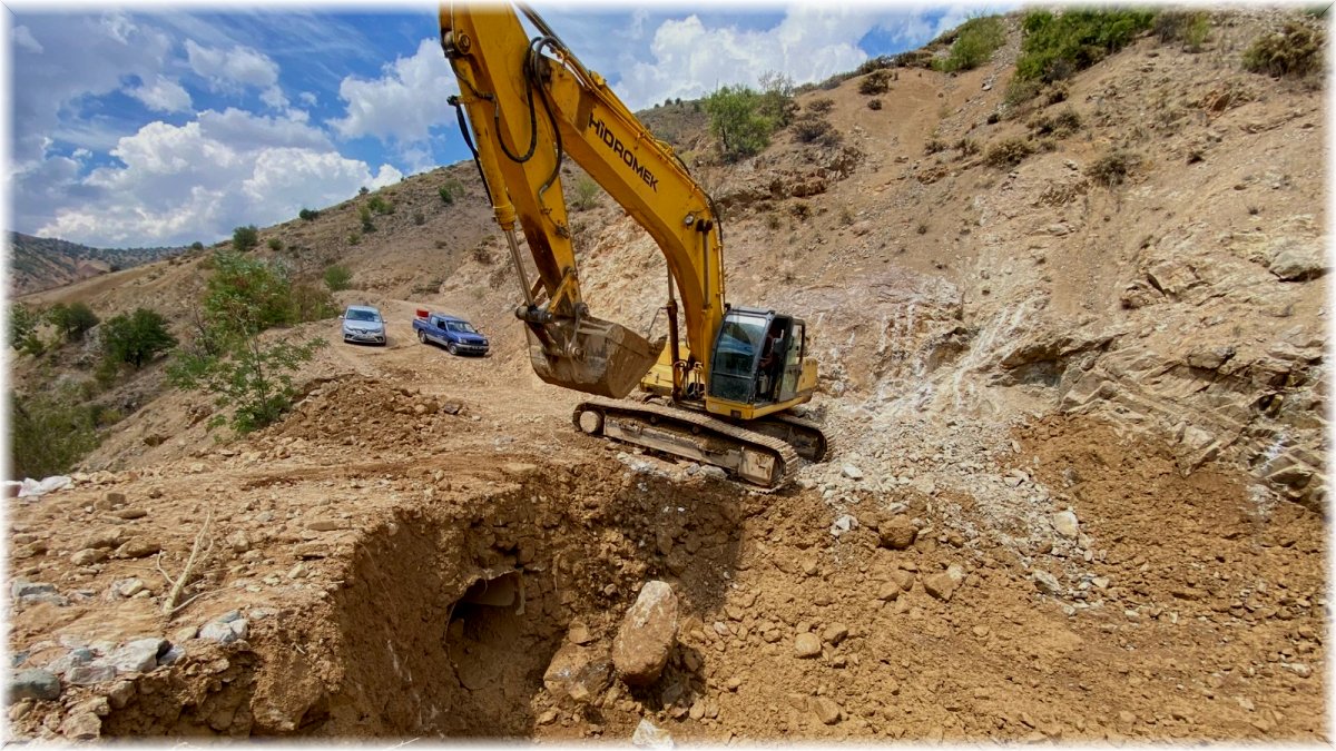 Elazığ’da sel ve heyelan nedeniyle bozulan köy yollarında onarım çalışmaları sürüyor