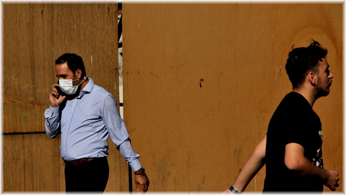 Elazığ’da vatandaşlar korona virüs tedbirlerini unuttu, maskeler çene altına indi