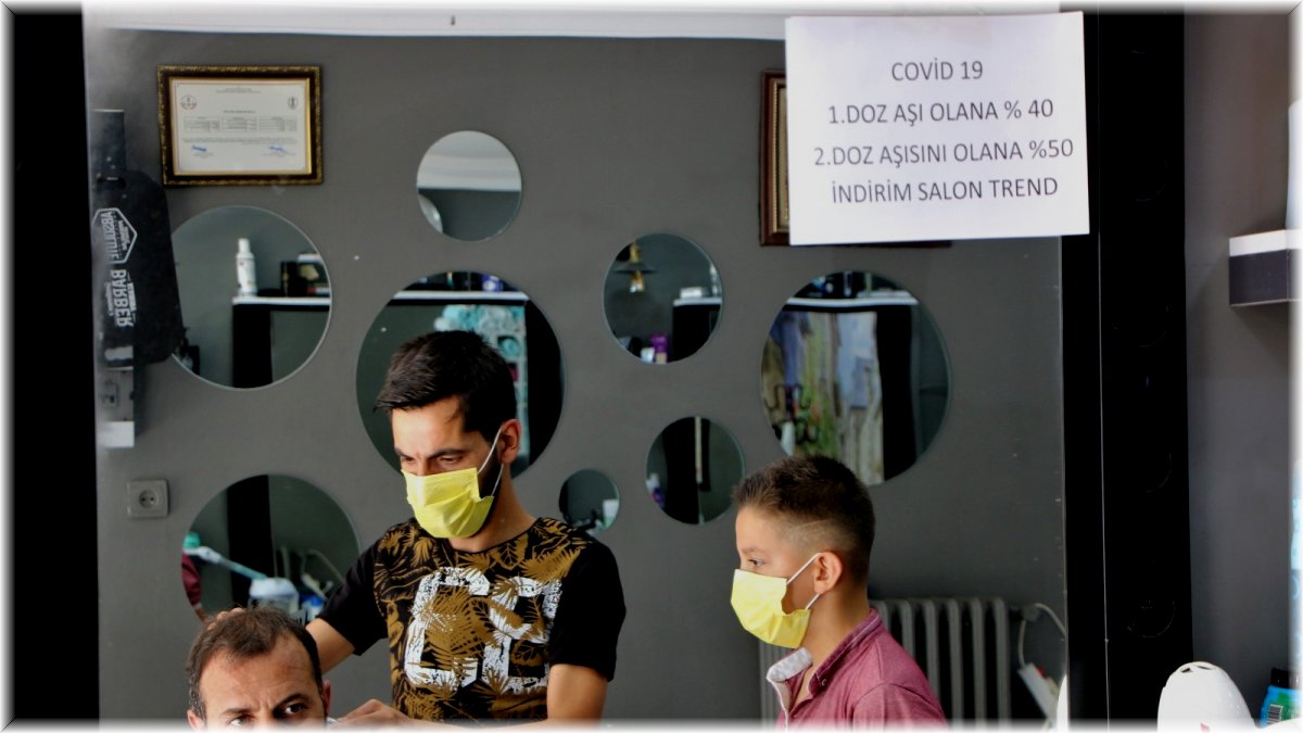 Elazığlı berberden aşı tarifesi: 1'inci doz aşı olana yüzde 40, 2'nci doz olana yüzde 50 indirim