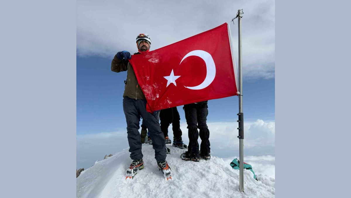 Elazığlı dağcı, karla kaplı Erciyes Dağı'nın zirvesine 13 saatte tırmandı