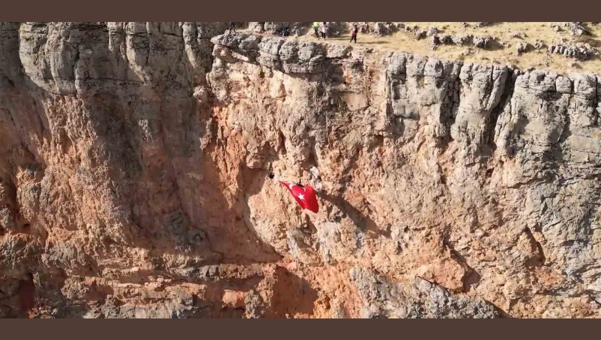 Elazığlı dağcılar kayalıklarda Türk bayrağı açtı