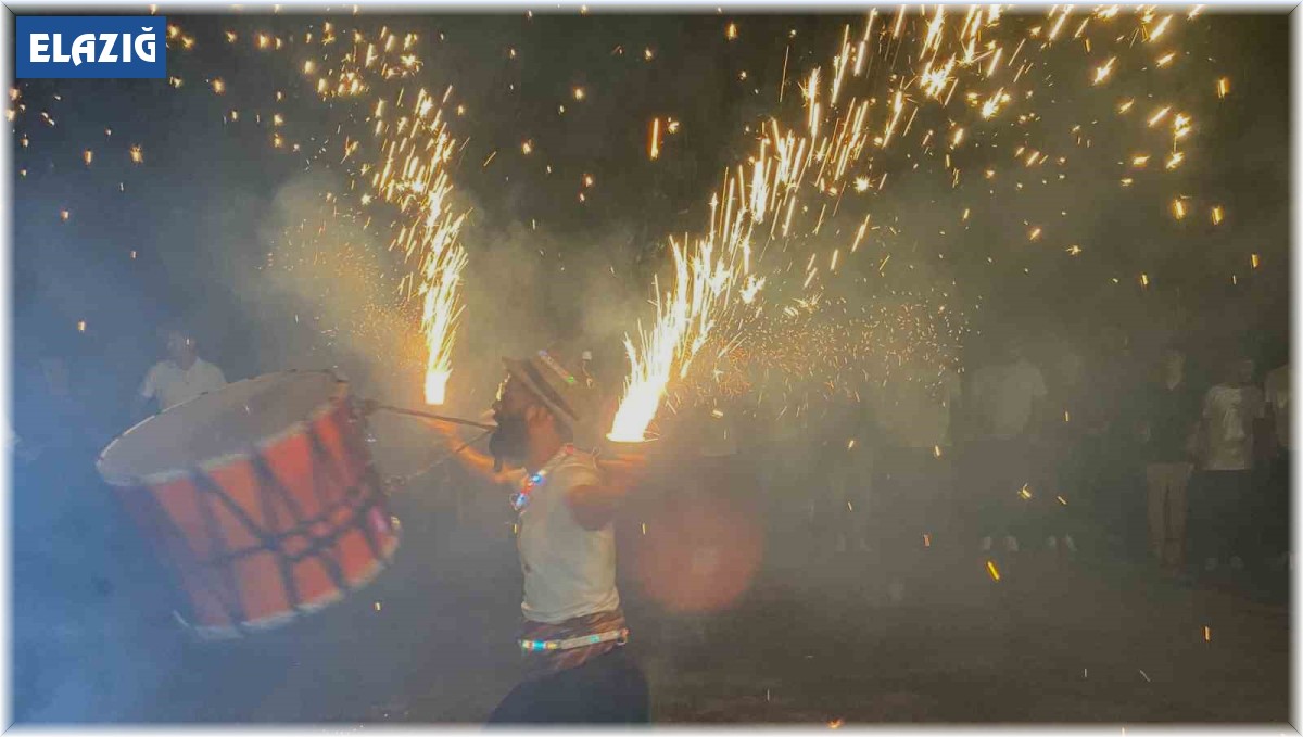 Elazığlı davulcunun ağzında tuttuğu meşale ve ateş çemberindeki yaptığı şov hayran bıraktı